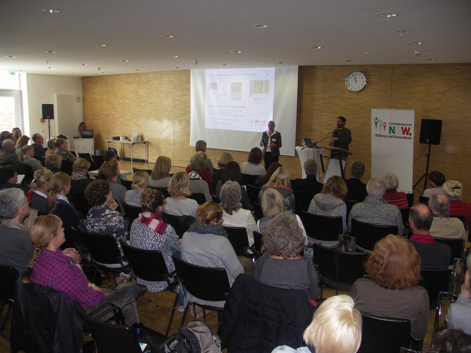 Plenum mit Frau Appler und Herrn Prof. Dr. Aladin El-Mafaalani Plenum_mit_Prof_El-Mafaalani_und_Monika_Appler