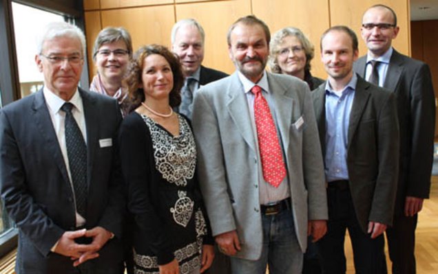 Von links nach rechts: Reinhard Schmitz (BR Detmold) hinten: Wiebke Claussen (Referentin) vorne: Dr. Saskia Erbring (Referentin, hinten: Winfried Köhler Landeskoordinator Bildung und Gesundheit, Johannes Weddeling (Regionalkoordinator BR Detmold) Dr. Birgit Nieskens (Hauptvortag „Lehrergesundheit Lust auf Schule statt Frust in der Schule“, Dr. Jens Bartnitzky (Referent), Dr. Gerrit Schnabel (Trägervertreter des Landesprogramms, Unfallkasse NRW) start_det